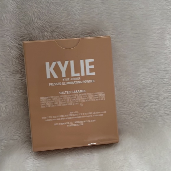 BNIB 💯% Authentic Kylie by Kylie Jenner Pressed Illuminating Powder - Picture 2 of 8